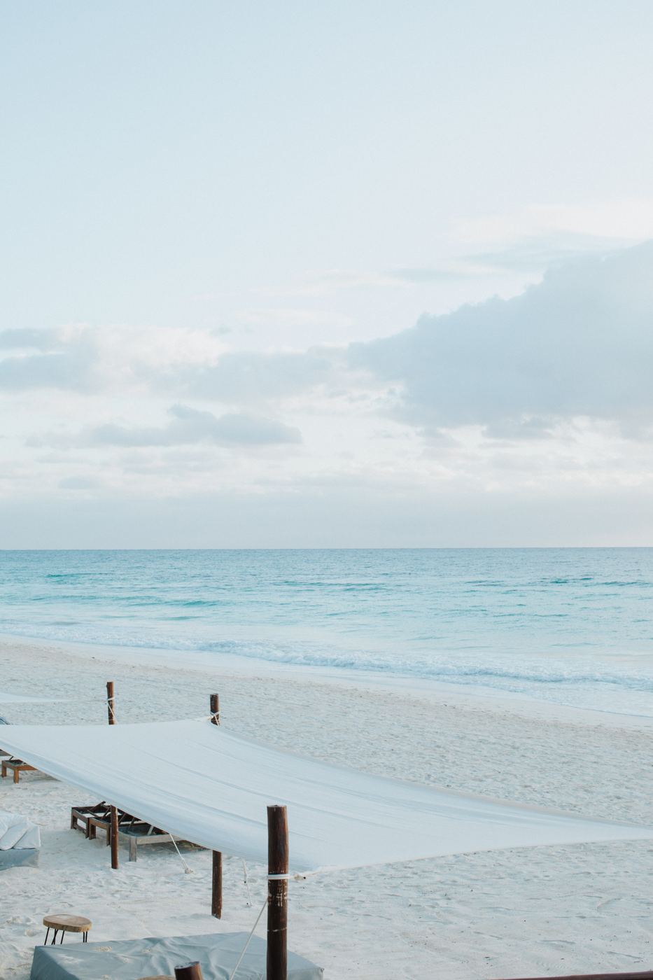 The beach at Sanará, the sea beyond the daybeds