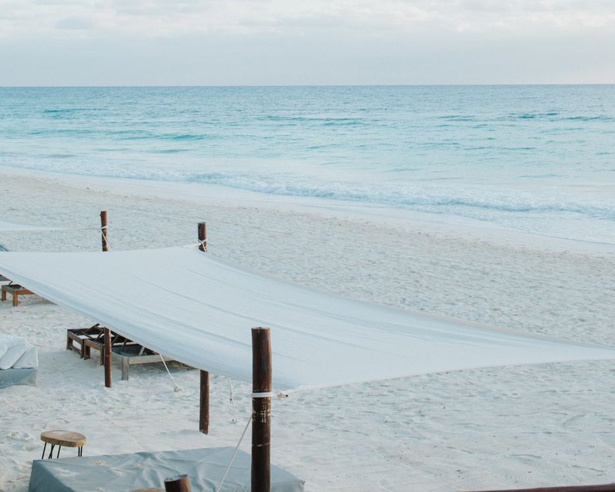 The beach at Sanará, the sea beyond the daybeds